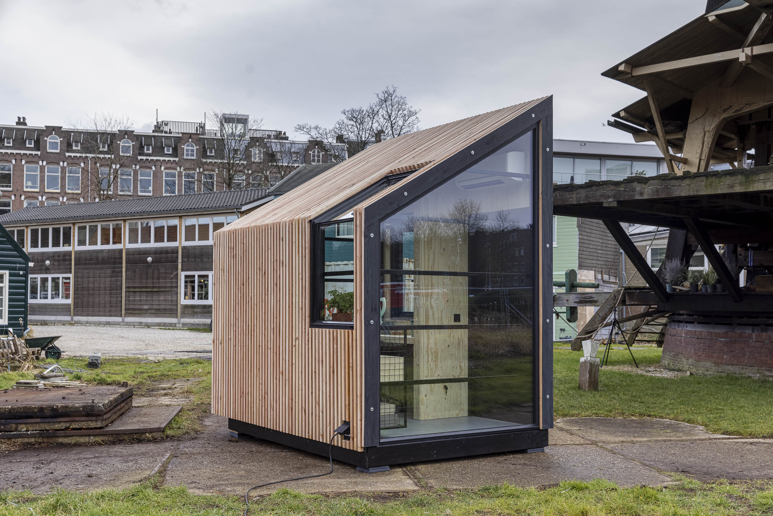 Urban design with extraordinary windows.