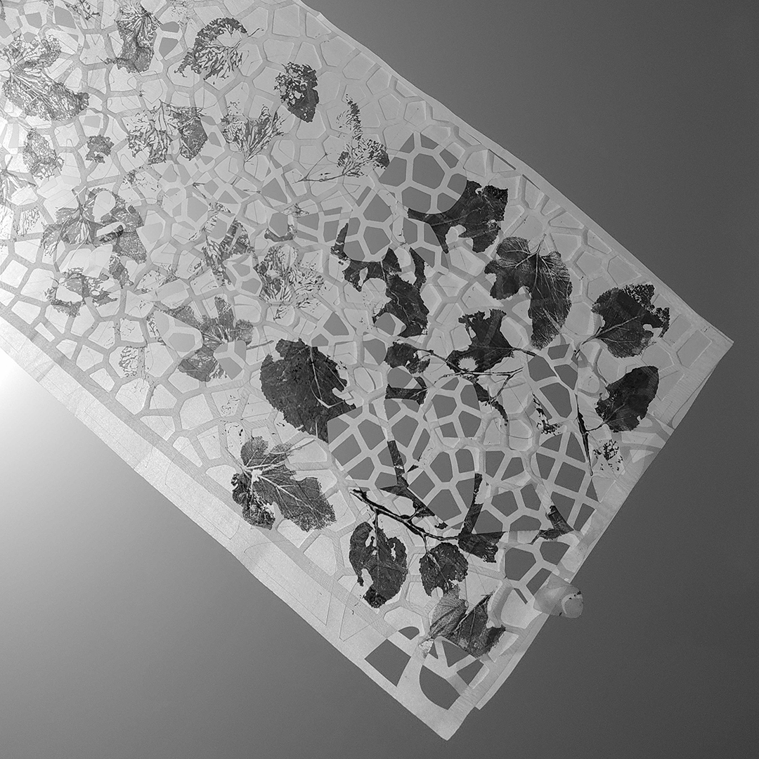 the memory of mulberry leaves printed on silk