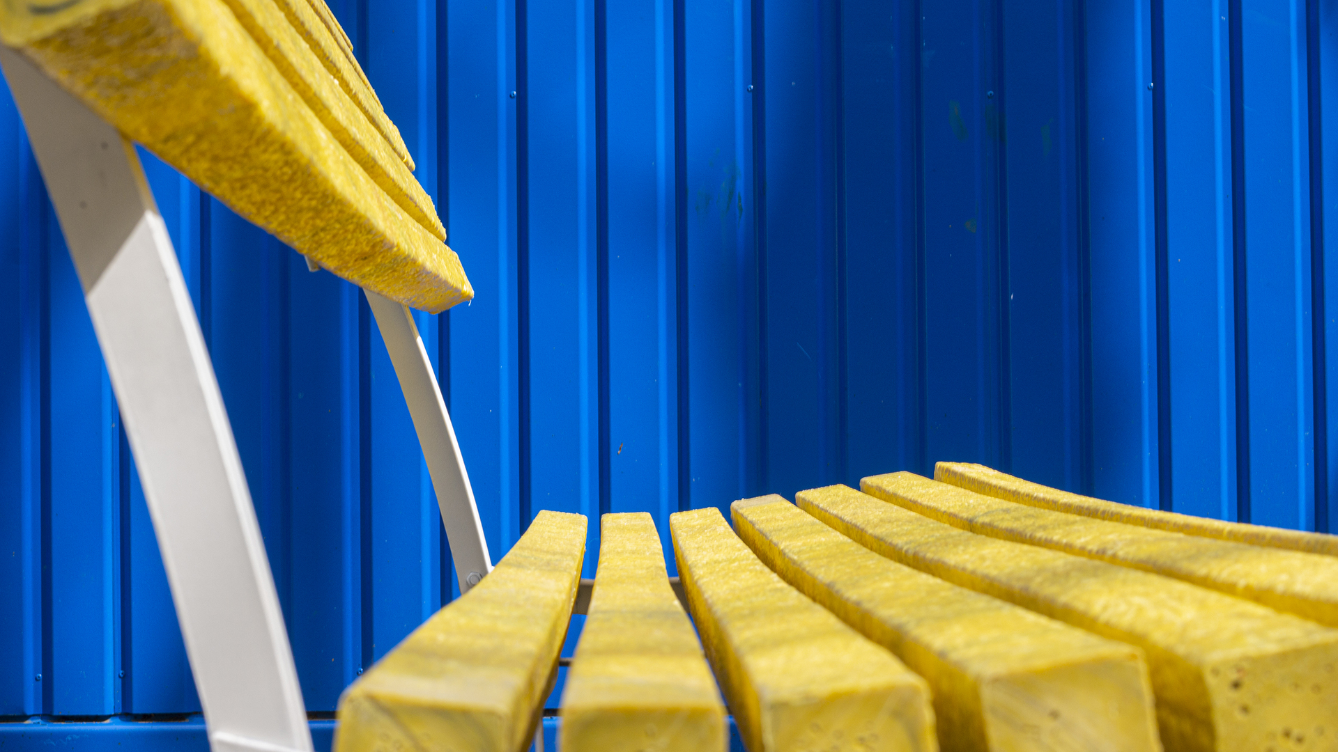 Bank Yellow slatted garden bench