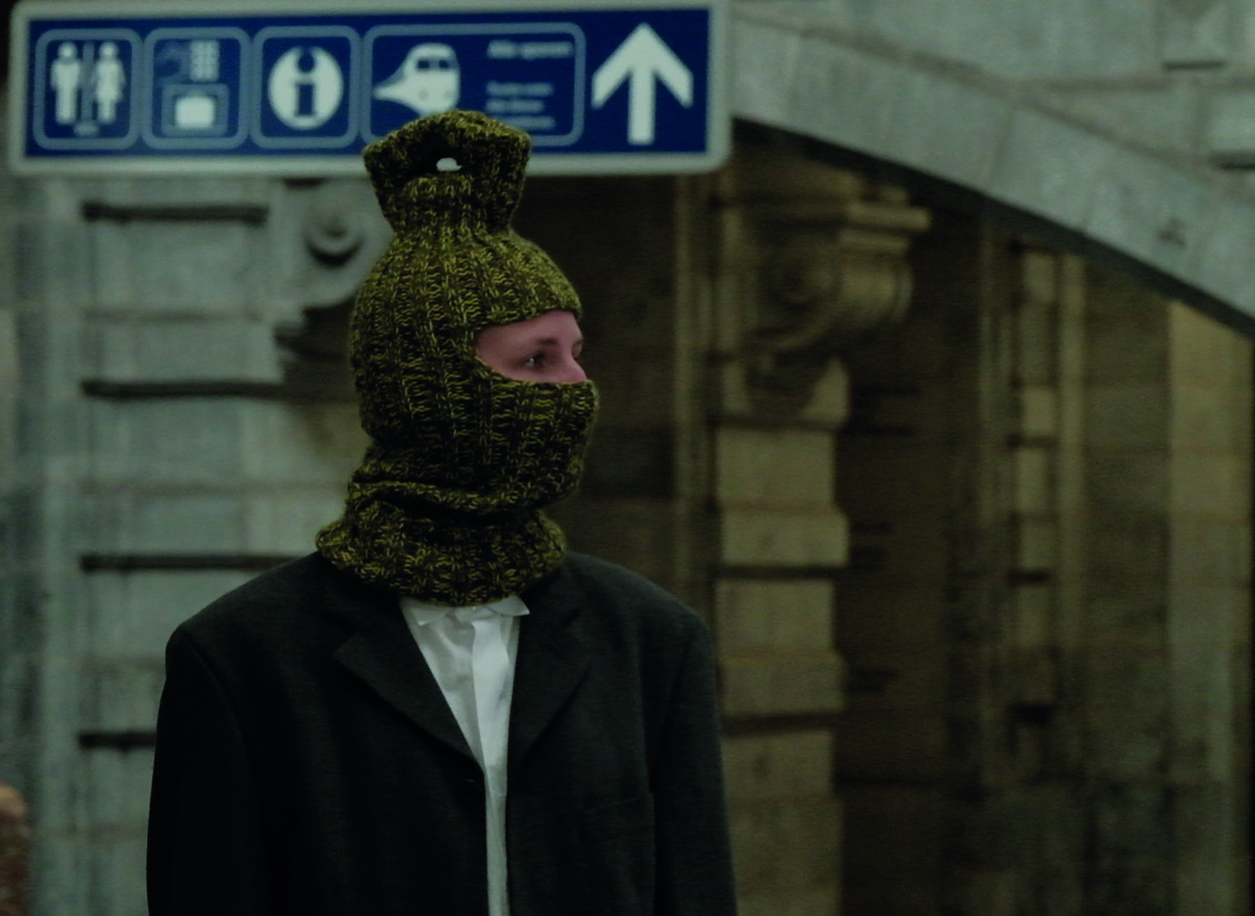Mussche L. (2021). Balaclava with handles [video].