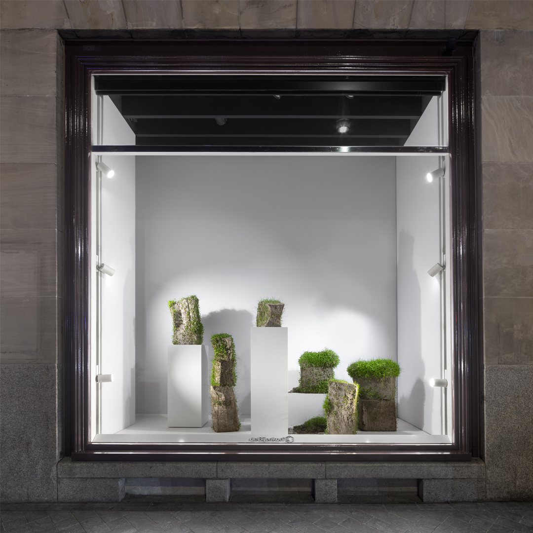 De Bijenkorf's window at the end of February.