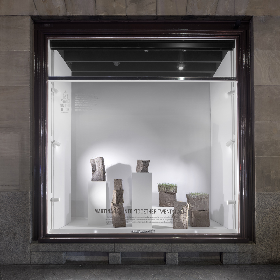 De Bijenkorf's window in early February.