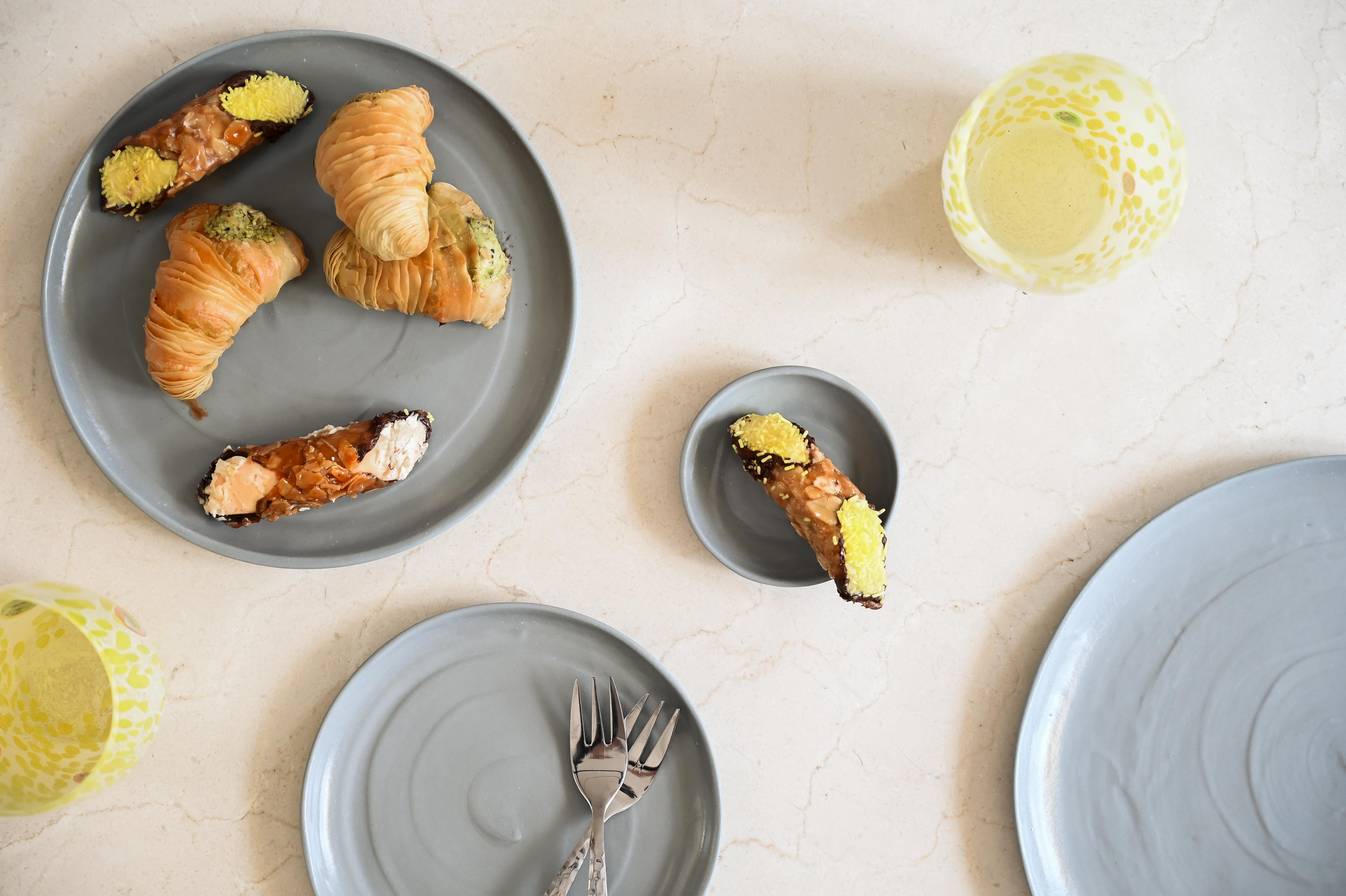 STUCCO tableware in matt grey