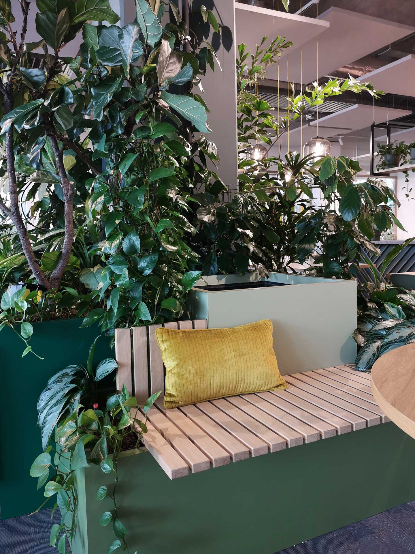 Zithoekje bij een waterbak tussen de planten