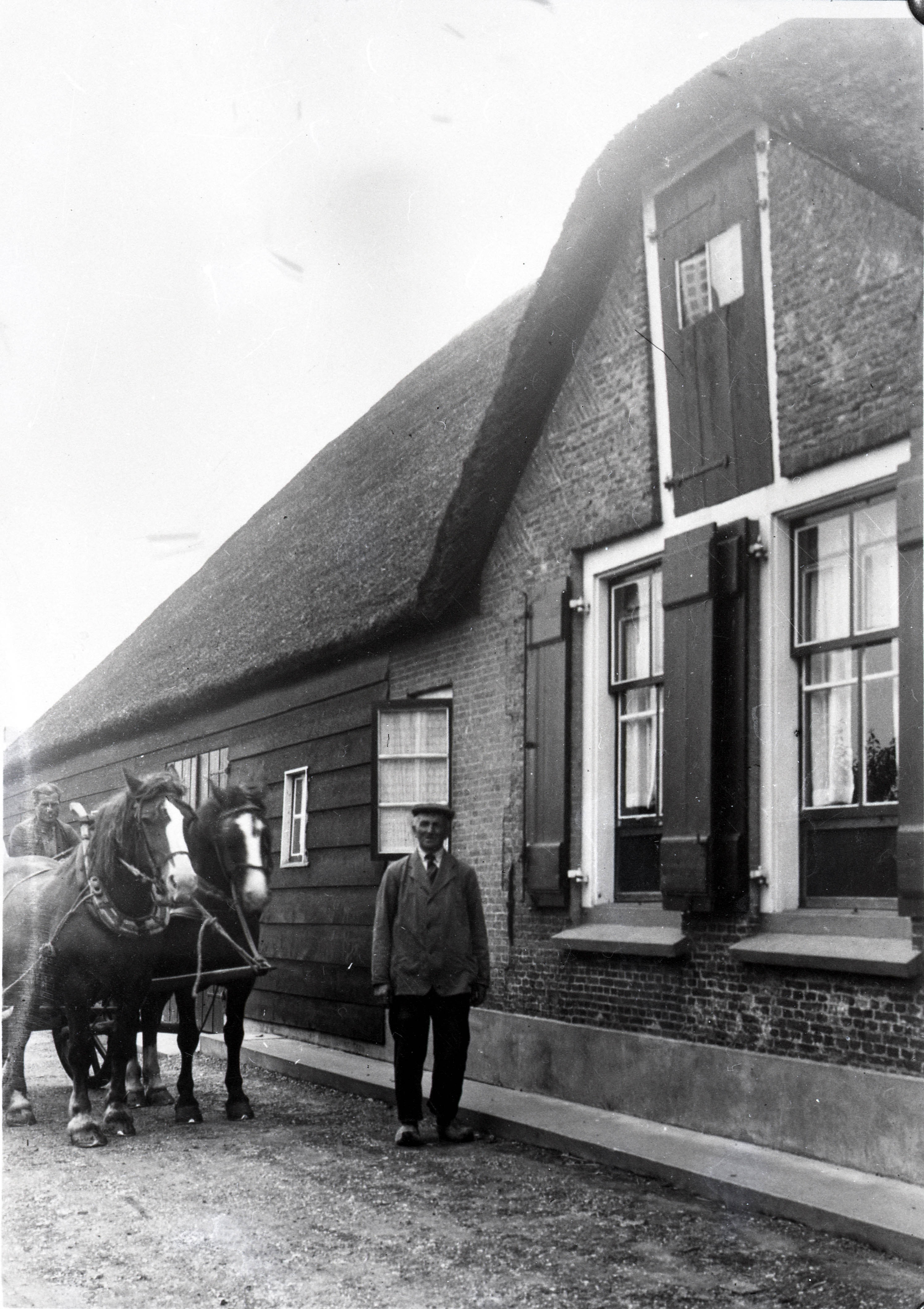 Nooddeur naar vluchtzolder, 1900-1960