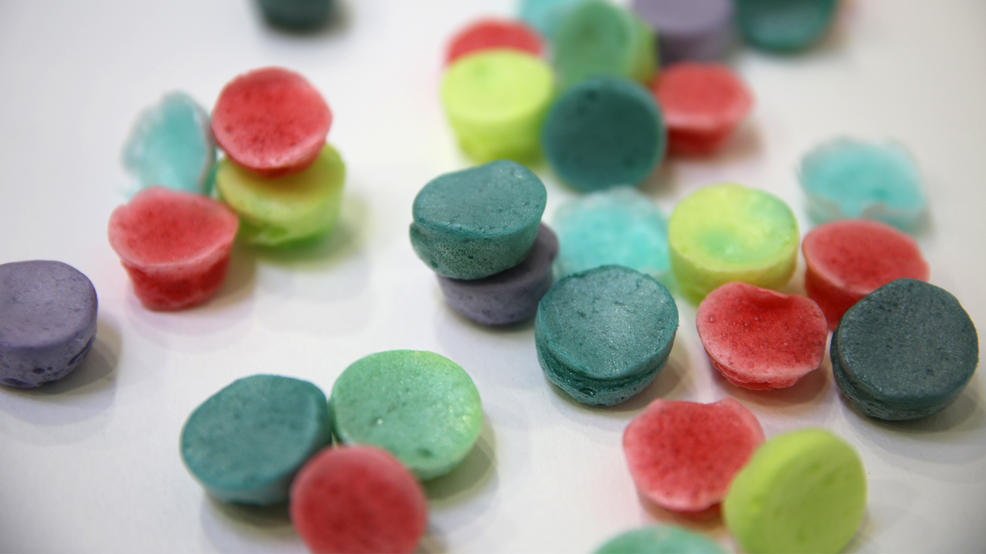 Bio-based packing puffs