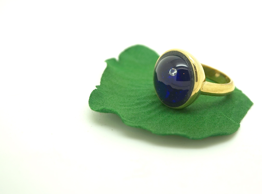 Gold and glass ring with encapsulated crystal Star