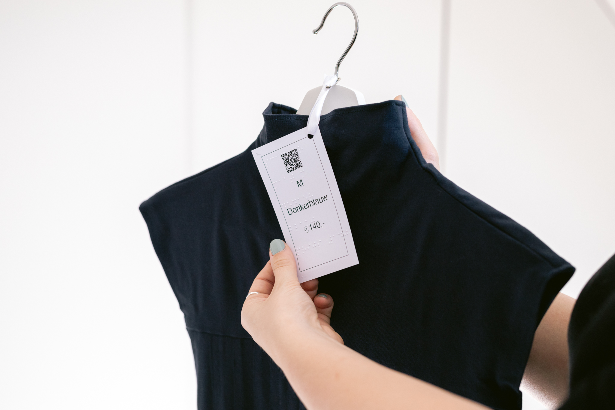 SeeFeel label with braille and QR-code