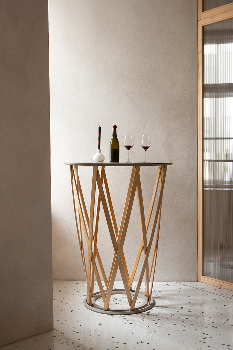snorre as standing table