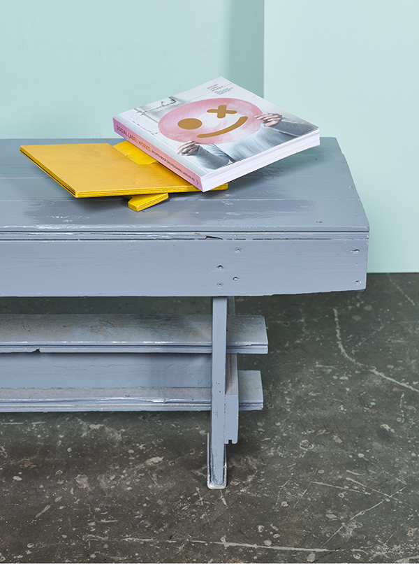 >LOOK wooden book stand, Kranen/Gille