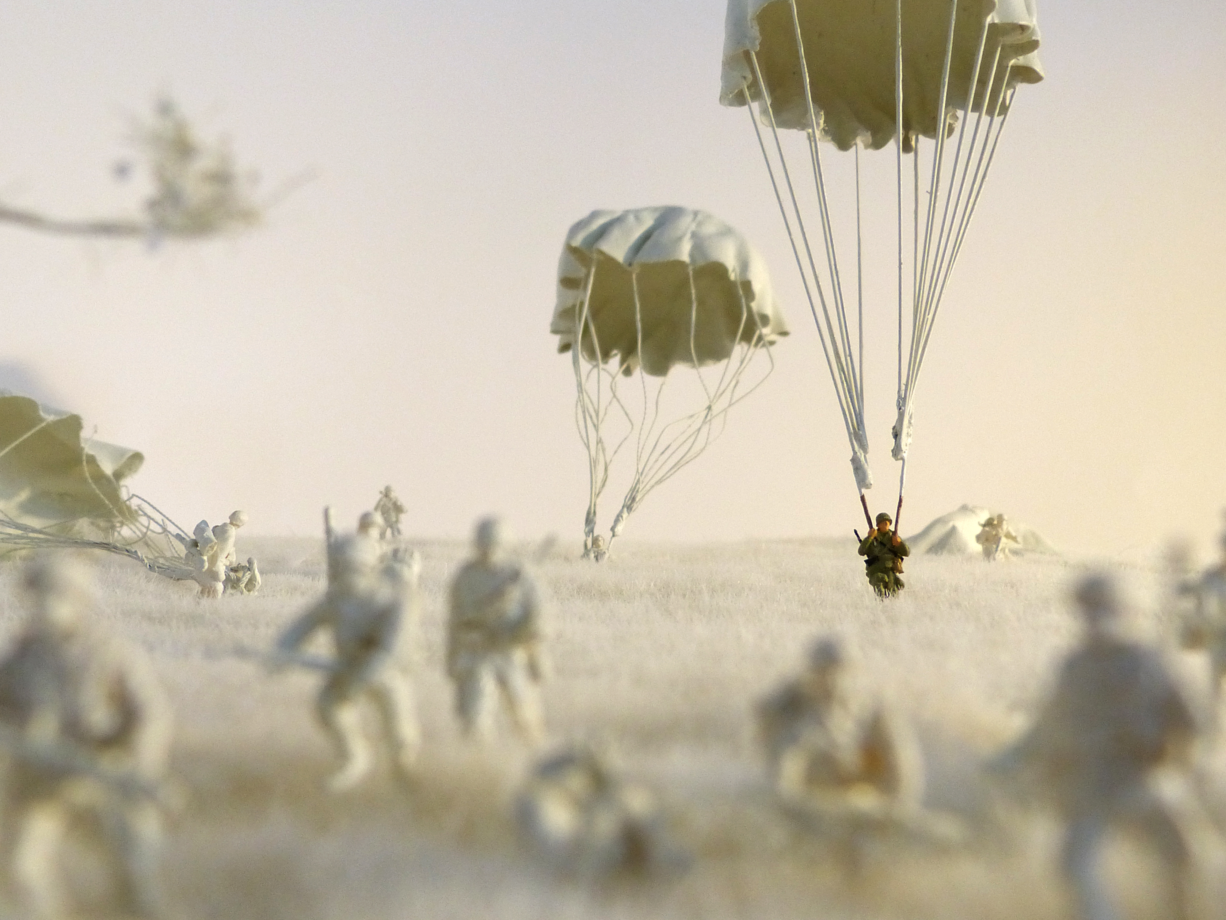 Parachutist Carman landt in een veld bij Eerde...