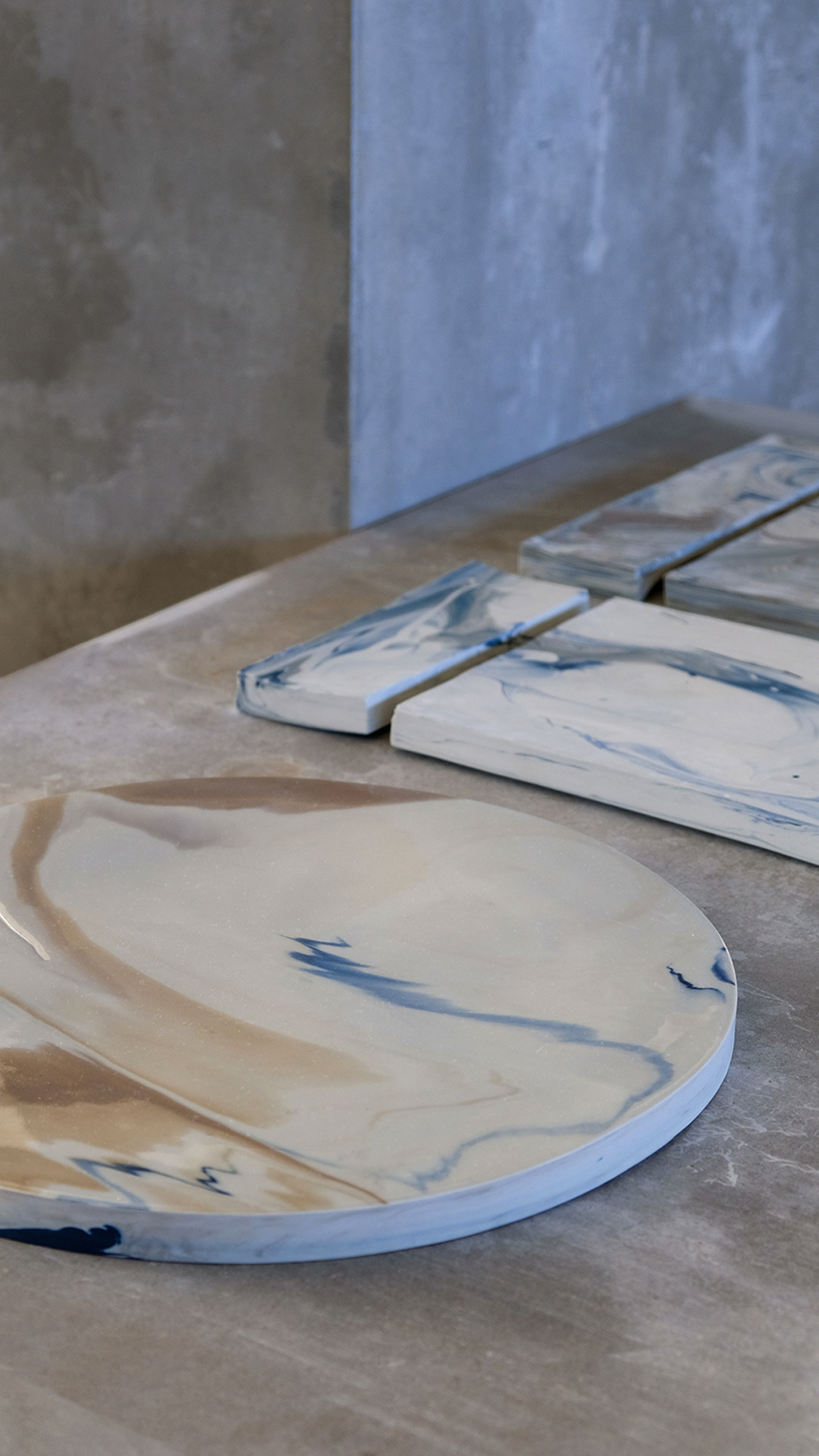 Solid pigmented volumes from recycled porcelain.
