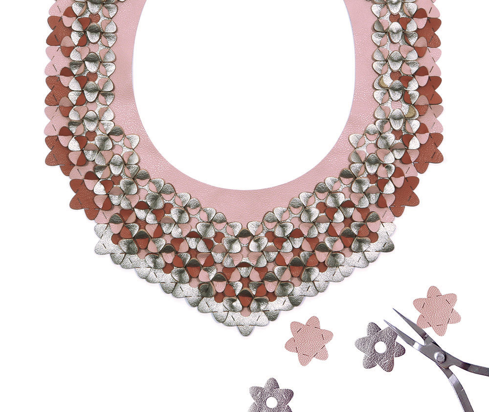 The Surround necklace softpink