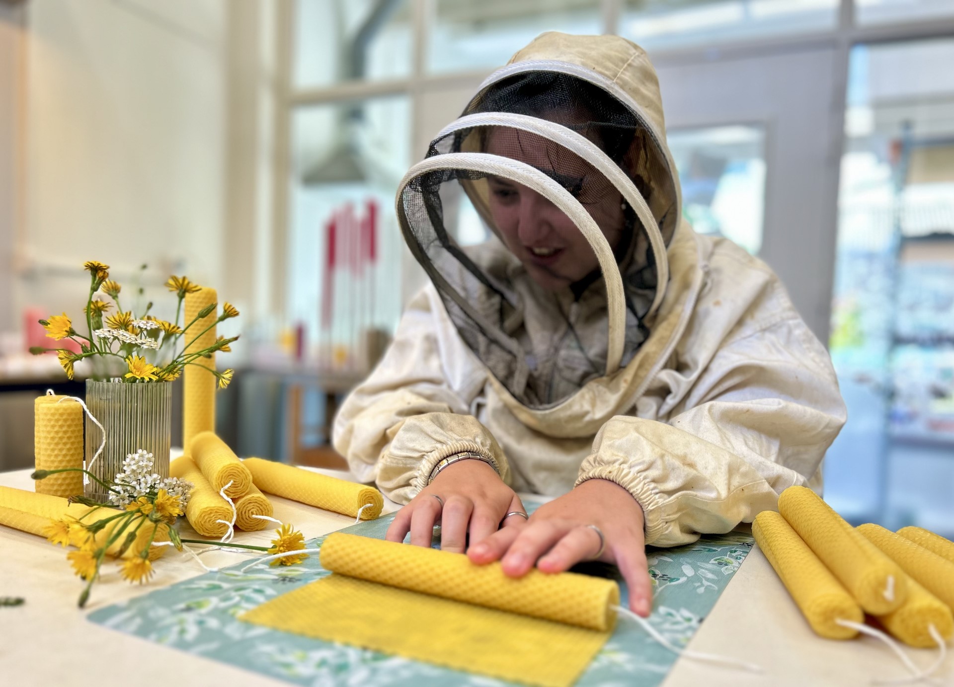 To be or not to bee, thats the candle