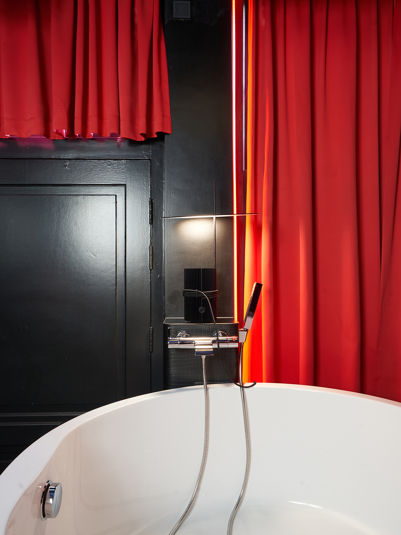 TROUVÉ table lamp in Passionate Black