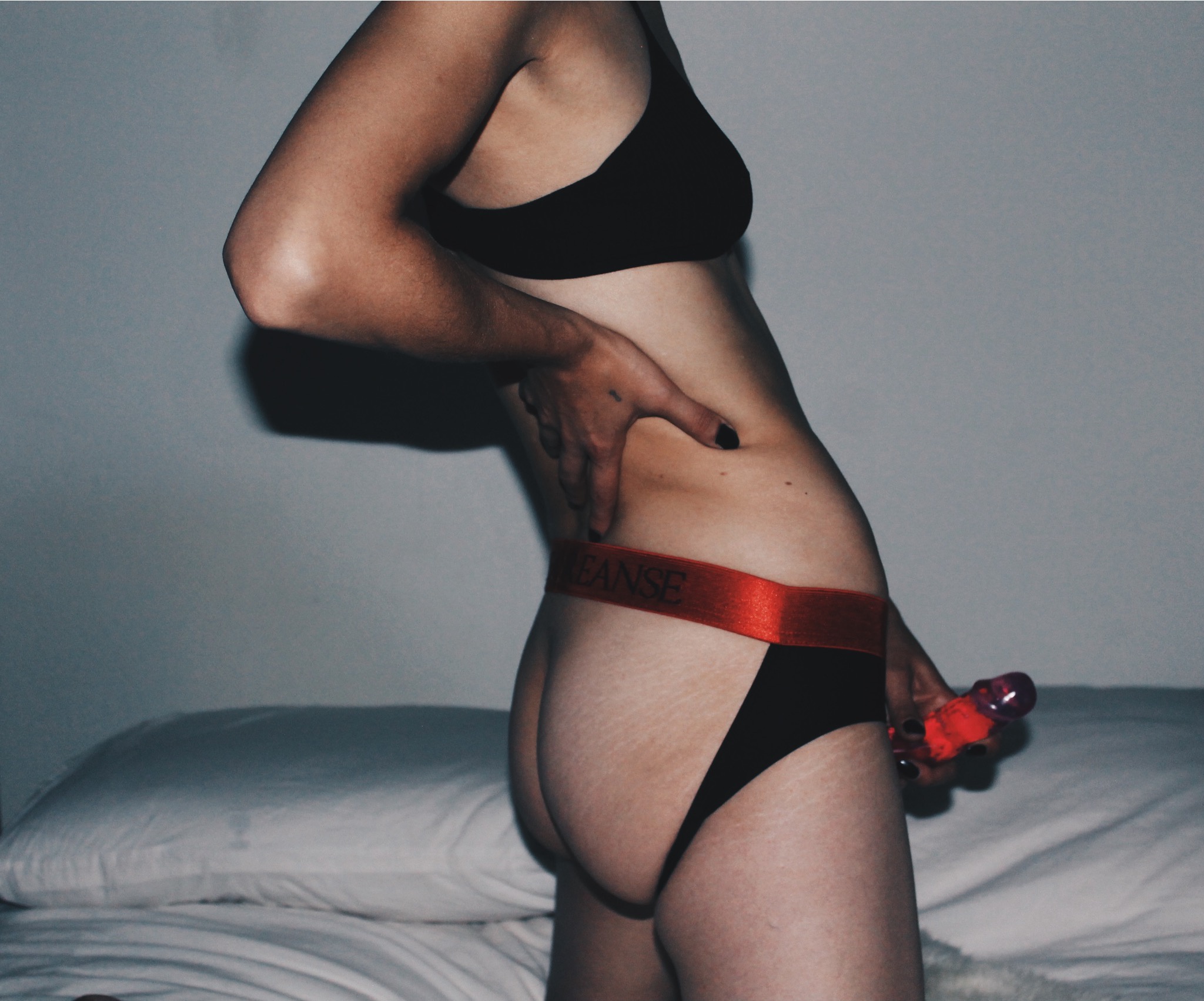 To peg or to be pegged.