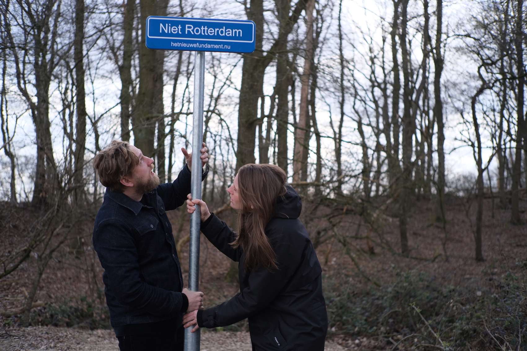 Jonas &amp; Dorine planting the sign