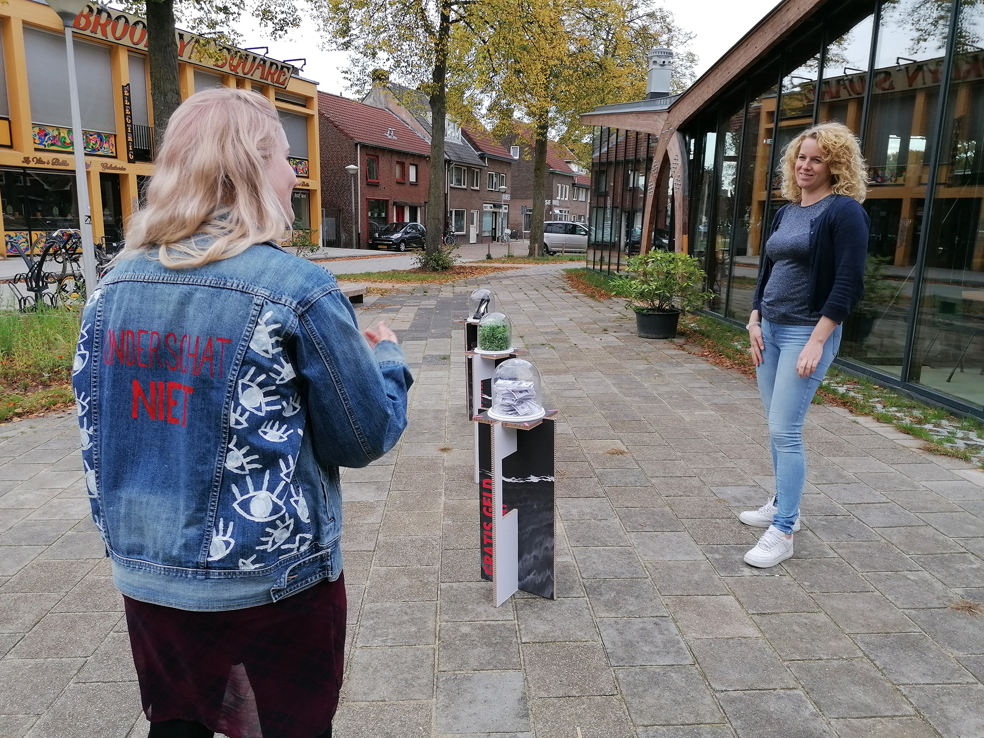ONDERSCHAT  conversation tools on the street