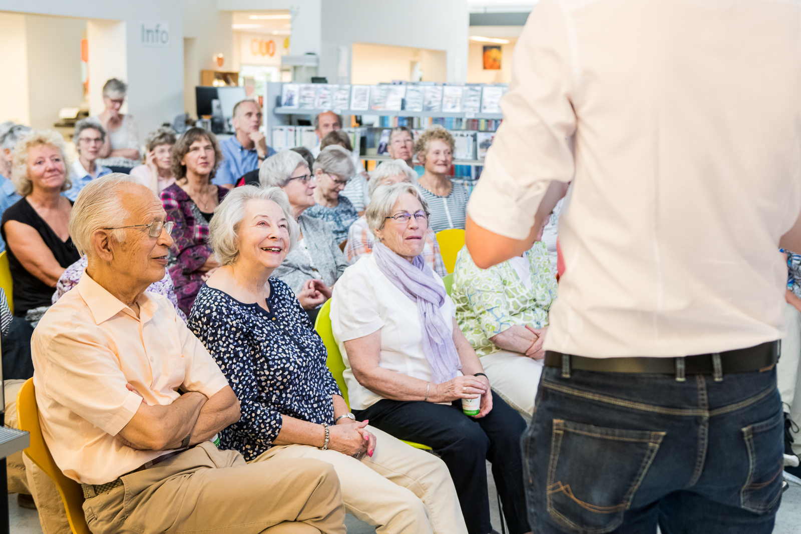 Senioren nemen deel aan een seniorencollege